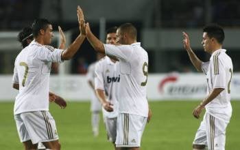 Ronaldo y Benzema celebran uno de los goles del Real Madrid (Foto: EFE)
