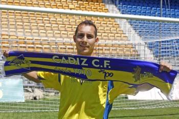 Ferreiro, con la bufanda del Cádiz en el estadio Ramón de Carranza (Foto: Diario de Cádiz)