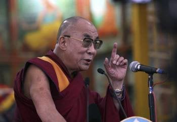 El dalái lama interviene durante la ceremonia de toma de posesión del nuevo primer ministro del Gobierno de Tibet en el exilio, Lobsang Sangay, celebrada en el patio central del templo Tsuglagkhang en Dharamsala (India), hoy, lunes 8 de agosto de 2011. Co