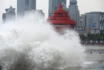 Una ola golpea la costa en Qingdao (China) hoy, domingo, 7 de agosto de 2011. Las autoridades de las ciudades de la costa este de China ordenaron ayer la evacuación de 206.000 personas y cancelaron todos los vuelos a la zona por la cercanía del tifón Muif