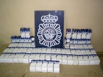 Fotografía facilitada por la Policía Nacional de 74 cajas de trankimazin (medicamento ansiolítico) que se encontraron escondidas en el dormitorio de la vivienda principal de una finca situada en la Carretera de Colmenar, en la que también se descubrieron 
