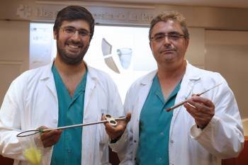 Mario Álvarez Gallego (i) y José Tomás Castell, médicos del Hospital Universitario La Paz muestran dos nuevos instrumentos quirúrgicos desarrollados íntegramente en la Unidad de Innovación del centro sanitario.EFE