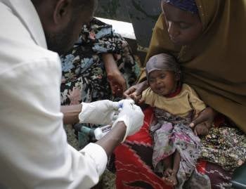Un bebé recibe asistencia médica en el hospital de Banadir en Mogadiscio, Somalia.
