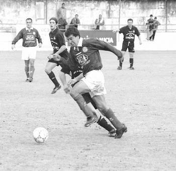 Fabián Yebra en un partido con el Carballiño (Foto: Archivo)