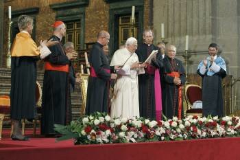  El papa Benedicto XVI (c) durante su intervención en el encuentro que ha mantenido con profesores universitarios, en la basílica del Monasterio de El Escorial.