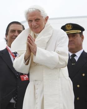 Benedicto XVI, en la escalerilla del avión. (Foto: ANDRÉS BALLESTEROS)