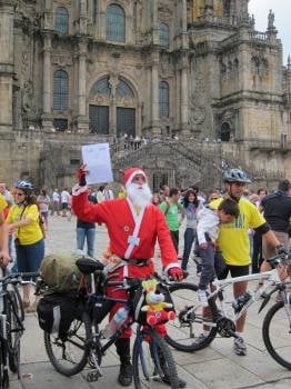 El padre vestido de Papá Noel que llevó a Santiago un manifiesto reivindicando la custodia compartida.  (Foto: EUROPA PRESS)