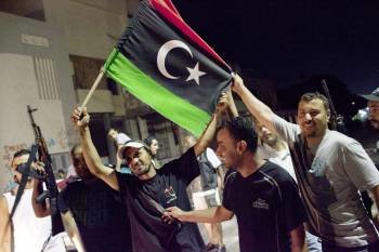 Un grupo de rebeldes libios muestra su júbilo por las calles de Trípoli. (Foto: MARCO SALUSTRO)