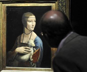 Un visitante mira 'La dama y el armiño', (un retrato de Cecilia Gallerani hecho por Leonardo da Vinci) en la exposición 'Rostros del Renacimiento' en el Museo Bode de Berlín