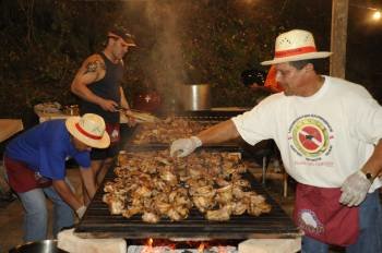 Cocineros preparando el churrasco en Punxín, el año pasado. (Foto: MARTIÑO PINAL)