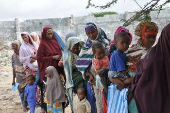 Madres con sus hijos guardan colan ante un ambulatorio de Cruz Roja en las afueras de Mogadiscio. (Foto: A. WARSAMEH)
