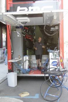 Un mecánico del equipo BMC ordena material en un camión del equipo, ayer en la Avenida de Buenos Aires. (Foto: MIGUEL ÁNGEL)