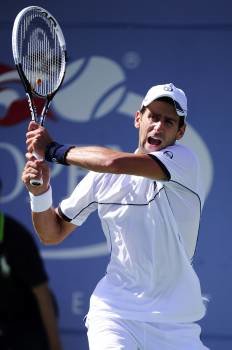 Novak Djokovic, durante el partido de ayer. (Foto: JOHN G. MABANGLO)