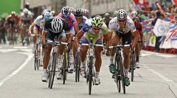 Peter Sagan (centro) impone su golpe de pedal en la llegada al sprint de Pontevedra. (Foto: JOSÉ MANUELVIDAL)