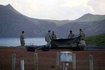 Militares buscan en el archipielago. (Foto: MANUEL BRUQUE)