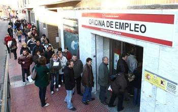 Un numeroso grupo de personas hace cola frente a una oficina de empleo de la Comunidad de Madrid. (Foto: ARCHIVO)