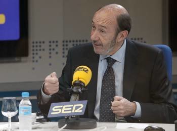 El candidato del PSOE para las elecciones del 20-N, Alfredo Pérez Rubalcaba, durante la entrevista que concedió hoy a la Cadena Ser. EFE