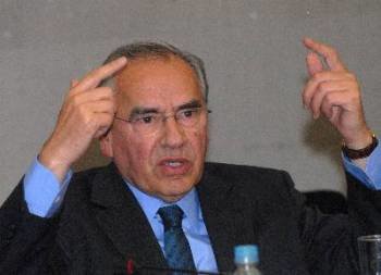 El ex vicepresidente Alfonso Guerra.  (Foto: Archivo EFE)
