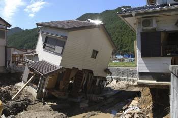 Una casa parcialmente destruida por el tifón que ha azotado Japón (Foto: EFE)