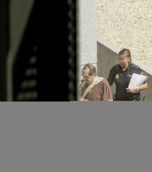 Una agente de la Policia Nacional traslada al detenido por dependencias judiciales (Foto: Eliseo Trigo)