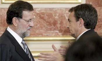 Mariano Rajoy conversa con el presidente del gobierno, Jose Luís Rodríguez Zapatero.
