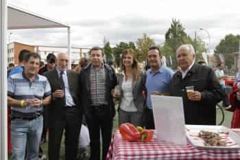Alcaldes  con Carmen Pardo, presentando productos de la zona durante la Vuelta Ciclista. (Foto: MIGUEL ÁNGEL)