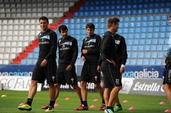 Los jugadores del Celta, ayer durante el entrenamiento previo al partido contra el Elche. (Foto: ATLÁNTICO)