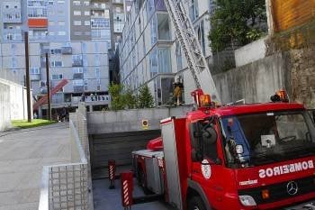 Los bomberos de Ourense intervinieron en el lugar del suceso con una autoescalera. (Foto: MIGUEL ÁNGEL-)
