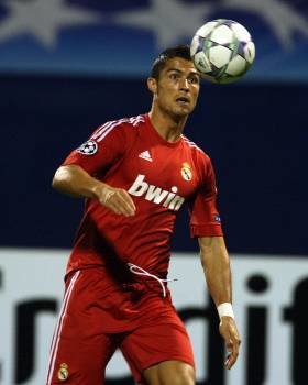 Cristiano Ronaldo, de rojo en el partido frente al Dinamo.  (Foto: ANTONIO BAT)
