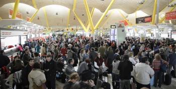 Miles de pasajeros apiñados en el aeropuerto de Barajas debido a la huelga de controladores aéreos (Foto: Archivo)