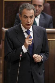 El jefe del Ejecutivo, José Luis Rodríguez Zapatero, durante una de sus intervenciones en la última sesión de control al Gobierno de la legislatura en el pleno del Congreso. (Foto: EFE)