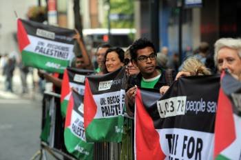 Varias decenas de personas y miembros del movimiento activista internacional Avaaz se manifiestan, con banderas palestinas que dicen 'ONU: ¡Reconoced a Palestina!', (Foto: EFE)