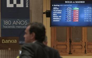 Panel informativo en la bolsa de Madrid. (Foto: EFE)