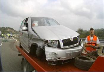 Una grúa recoge el vehículo accidentado
