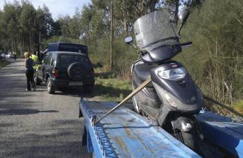 Motocicleta cuyo conductor, de 71 años, murió hoy al salirse de la vía en Pazos de Borbén, en el kilómetro 1,8 de la EP-2702, entre Amoedo y Os Valos. (Foto: EFE)