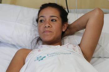  La novillera Milagros Sánchez, 'Milagros del Perú' en un momento de la entrevista mantenida hoy con EFE en la clínica donde se recupera de la cornada sufrida el domingo.
