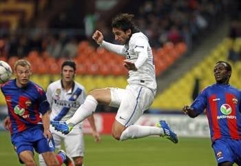 El delantero argentino Diego Milito, del Inter de Milán, intenta controlar el balón delante de Vasiliy Berezutskiy y Seydou Doumbia (Foto: EFE)