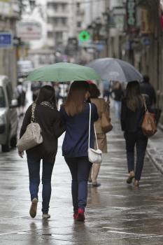 Los paraguas hicieron aparición en las calles ourensanas. (Foto: MIGUEL ÁNGEL)