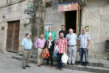 Un grupo de xudíos ante o Centro Social da Madalena. (Foto: MARCOS ATRIO)
