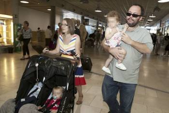Manuel Bilbao con su mujer, su padre, su hermano y uno de sus hijos a su llegada a Tenerife.  
