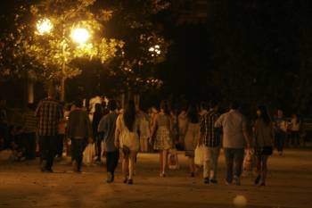 Decenas de jóvenes, con bolsas llenas de botellas, acceden a la Alameda para beber durante horas. (Foto: XESÚS FARIÑAS)