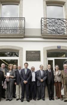 Feijóo posa con miembros del patronato de la fundación ante la puerta de la nueva sede, en Vilalba. (Foto: ELISEO TRIGO)