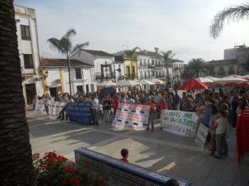Protesta de trabajadores municipales de Valverde del Camino por el impago de nóminas. (Foto: ARCHIVO)