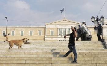 Manifestantes y policías se enfrentan en las calles de Atenas, Grecia (Foto: EFE)