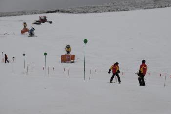 Cañones de elaboración de nieve artificial de la estación de montaña de Manzaneda. (Foto: ARCHIVO)