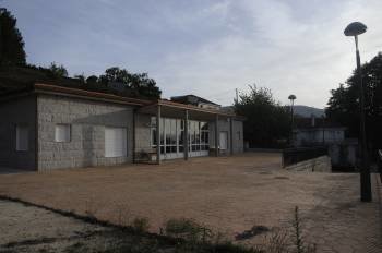 El nuevo edificio que alberga el centro de salud de A Notaria permanece cerrado desde 2009. (Foto: MARTIÑO PINAL)