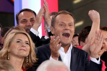  El primer ministro polaco, Donald Tusk (d), celebra con su esposa, Malgorzata (i), tras su victoria en las elecciones parlamentarias del país.