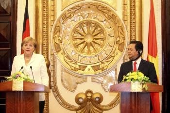 -La canciller alemana, Angela Merkel, y el primer ministro vietnamita, Nguyen Tan Dung (Foto: EFE)