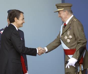 El Rey saluda a Zapatero, que asistía  a su última Fiesta Nacional como presidente del Gobierno