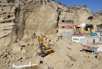  El desprendimiento de tierra en una ladera que se ha producido esta madrugada en el municipio almeriense de Cuevas del Almanzora ha afectado a dos viviendas-cueva y tres casas, en una de las cuales podría haber tres personas atrapadas. EFE / Carlos Barba